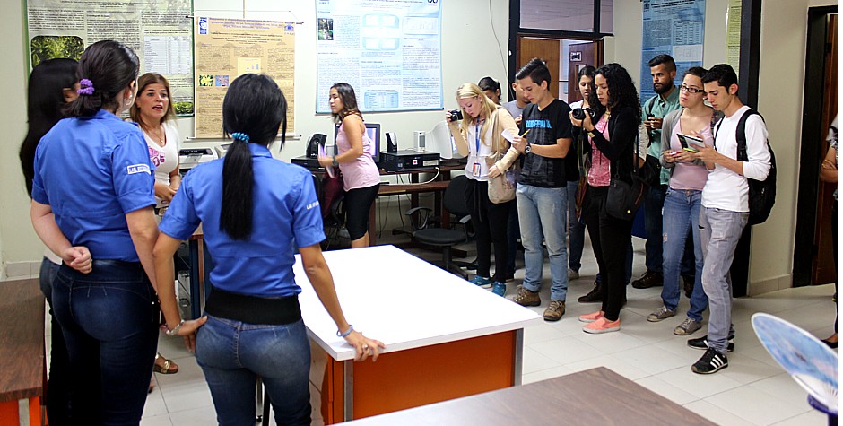 estudiantes de la ula  visitan  laboratorio de fitoquimica 1